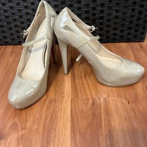 Nine West beige platform pumps. Size 7.5